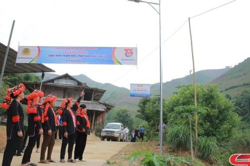 Đoàn Thanh niên với phong trào 'Thắp sáng đường quê'