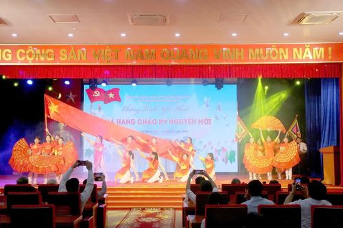 Nà Hang tổ chức chương trình nghệ thuật đặc sắc với chủ đề 'Nà Hang chào kỷ nguyên mới'
