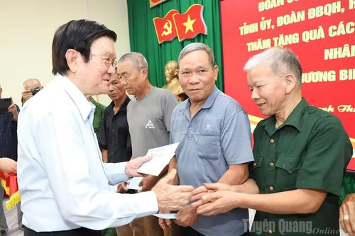 Nguyên Chủ tịch nước Trương Tấn Sang dâng hương tại Đền thờ Điểm cao 468 và tặng quà các gia đình chính sách, người có công