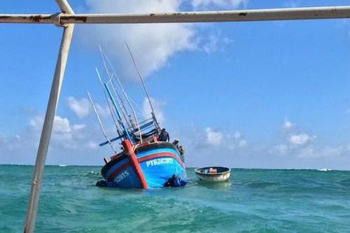 Bộ đội Trường Sa cứu hộ 5 ngư dân trên tàu cá bị mắc cạn