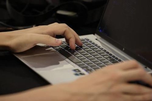 Các trang web lạm dụng trẻ em do AI tạo ra tăng vọt 400%