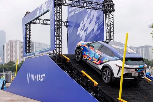 Hà Nội bùng nổ với sự kiện 'Thu xăng - Đổi điện': Drift nghẹt thở, lái thử 'phê', lên đời xe điện ngay tại sự kiện