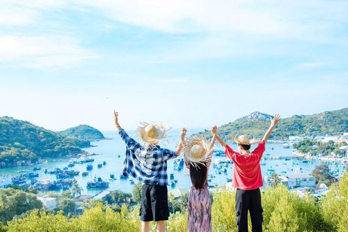 Dàn diễn viên trẻ 'quẩy hết mình' khi khám phá Vịnh Vĩnh Hy
