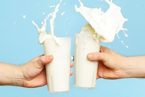 Uống sữa đúng lúc có thể bổ sung nước hiệu quả và giúp bạn ngủ ngon