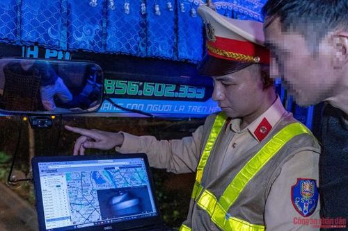 Tài xế gãi đầu cười ngượng khi CSGT check camera hành trình soi vi phạm