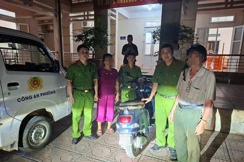 Công an phường giúp người phụ nữ có dấu hiệu trầm cảm đi lạc trở về với gia đình