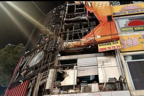 Cháy bảng quảng cáo rộng gần 50m2, lan sang 2 căn nhà 5 tầng