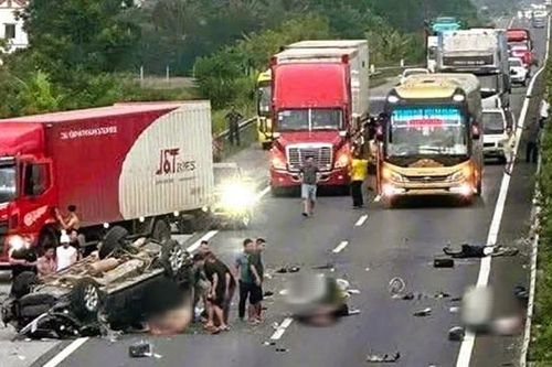 Ô tô nổ lốp trên cao tốc, năm người thương vong