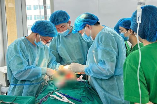Cứu sống bệnh nhân suy tim có khối u hiếm gặp
