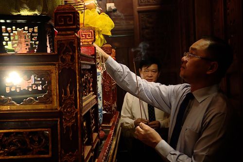 Phường Đống Đa dâng hương tưởng niệm tại tượng đài Quang Trung