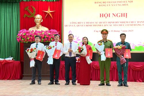 Xã Ứng Hòa công bố quyết định thành lập tổ chức Đảng