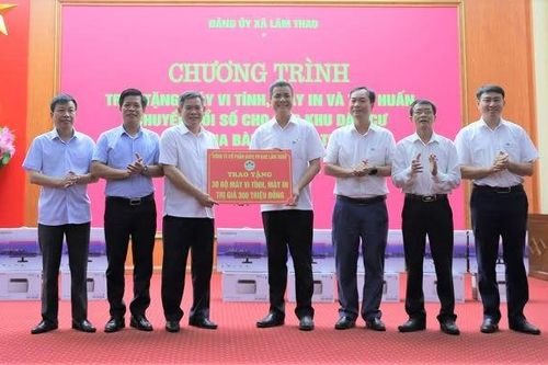 Supe Lâm Thao trao tặng 30 bộ máy tính, máy in cho xã Lâm Thao (Phú Thọ)
