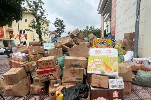 Hà Nội: Tiêu hủy 25 tấn bánh kẹo không rõ nguồn gốc ở La Phù
