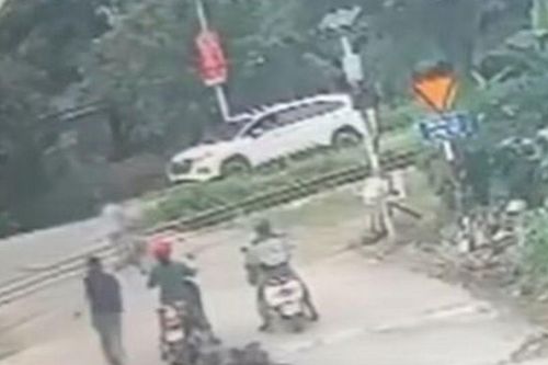 Clip: Khoảnh khắc thanh niên lao đến kéo cháu bé khỏi đường ray chỉ trong tích tắc trước khi đoàn tàu lao đến