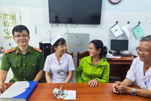 Công an xã tìm lại tiền do người phụ nữ đánh rơi trong lúc đi khám bệnh