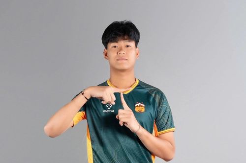 Tài năng trẻ cao gần 2m cạnh tranh với Đặng Văn Lâm