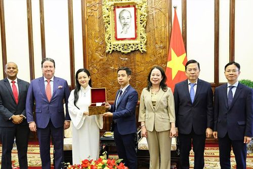 Nữ phi hành gia gốc Việt bàn giao các hạt sen giống đưa từ vũ trụ về