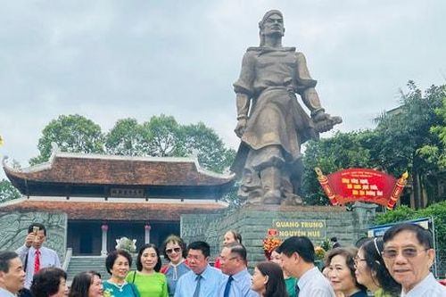 Cán bộ, đảng viên phường Đống Đa dâng hương tại Tượng đài Quang Trung - Nguyễn Huệ