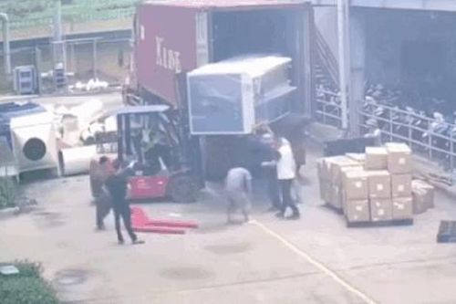 Khoảnh khắc kiện hàng lật nghiêng, đè tử vong người đàn ông ở Phú Thọ