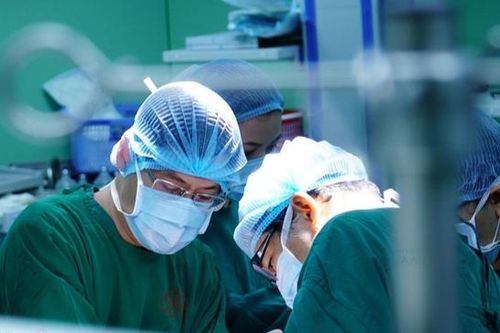 Người phụ nữ nhập viện vì sỏi lớn gây tắc mật và thoát vị thành bụng từ dấu hiệu nhiều người Việt bỏ qua