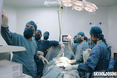 2 BVĐK tuyến tỉnh phối hợp phẫu thuật đặt catheter màng bụng cho bệnh nhân suy thận mạn