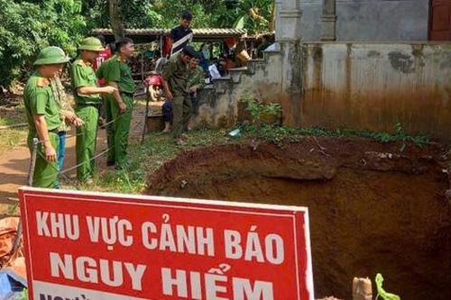 Di dời khẩn cấp người dân khỏi 'hố tử thần' ở Phú Thọ