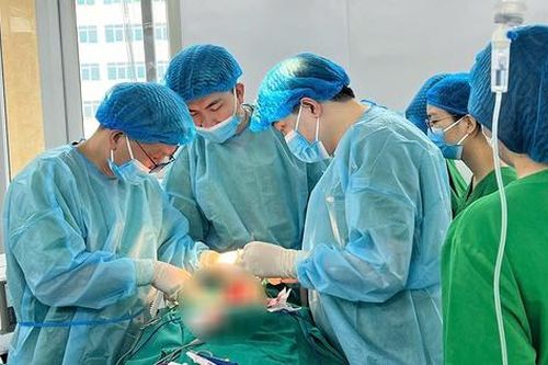 Cắt khối u hiếm gặp, cứu bệnh nhân suy tim độ III, phải ngủ ngồi