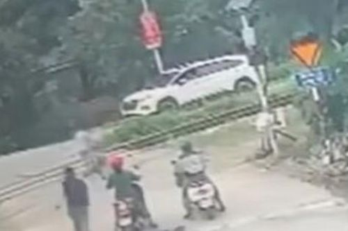 Clip: Nam thanh niên cứu cháu bé thoát chết trong tích tắc khi tàu hỏa lao đến