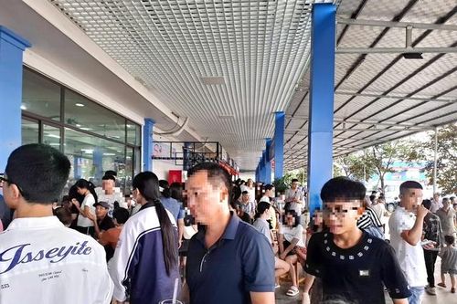 Nhiều người phải xếp hàng chờ đi vệ sinh ở Trạm dừng nghỉ cao tốc tây Ninh Bình