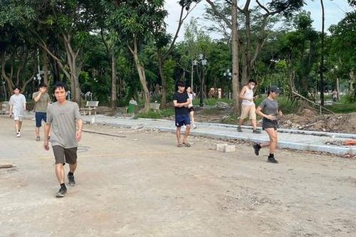 Hà Nội: Người dân 'vô tư' tập thể dục giữa công viên ngổn ngang gạch đá, bụi bay mù mịt