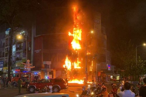 Lửa bao trùm cửa hàng ăn uống ở trung tâm TP.HCM