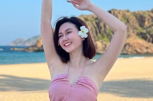 Hương Giang đăng ký kết hôn