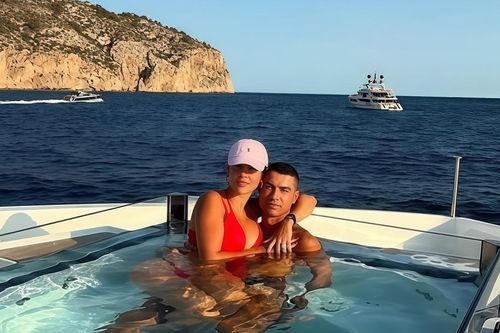 Kỳ nghỉ hè đắt đỏ của Ronaldo