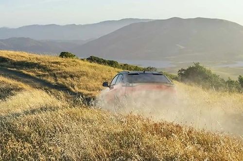 SUV điện mới của Subaru - tên như game, thiết kế giống Toyota C-HR