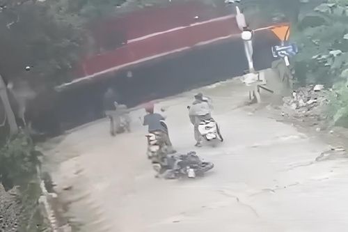 Khoảnh khắc chàng trai lao ra cứu cháu bé trước mũi tàu hỏa