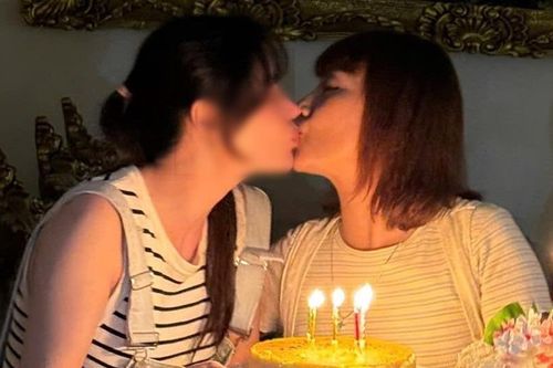 Hình hôn môi gây xôn xao của NSND Mỹ Uyên