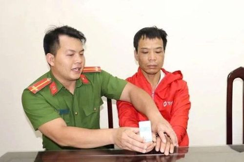 Bắt kẻ cưỡng đoạt sợi dây chuyền của bé gái