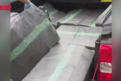 Bắt giữ xe bán tải chở hơn 200kg pháo trên quốc lộ