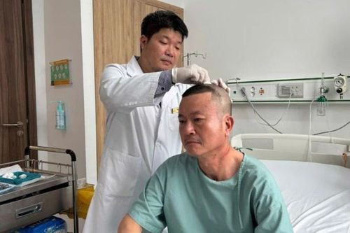 Phẫu thuật u não khẩn cấp thành công cho du khách ngay trên đảo