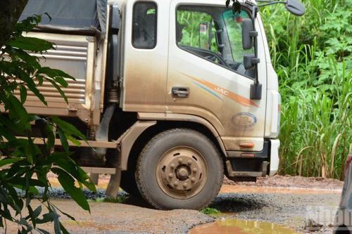 Chi chít ổ gà đường vào Khu Công nghiệp Trà Đa-Gia Lai