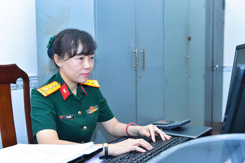 Nữ quân nhân giỏi việc nước, đảm việc nhà