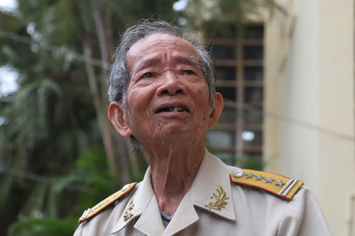 Người lặng lẽ sống cùng lịch sử