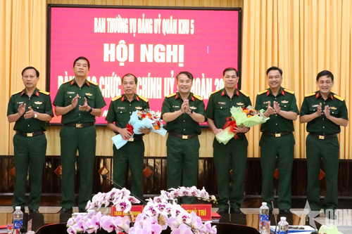 Bàn giao chức vụ Chính ủy Sư đoàn 307 (Quân khu 5)