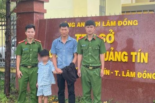 Công an xã nhanh chóng tìm được bé trai đi lạc