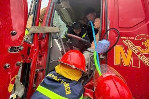 Giải cứu tài xế mắc kẹt do tai nạn
