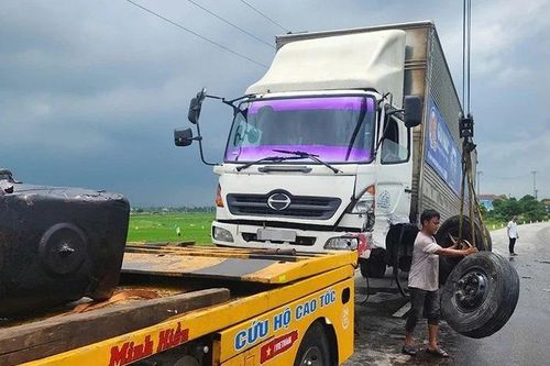 Va chạm trực diện, 2 ô tô bị rụng bánh ở Hà Tĩnh