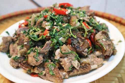 Vịt xào rau răm thơm cay, món ngon đưa cơm ngày oi nóng