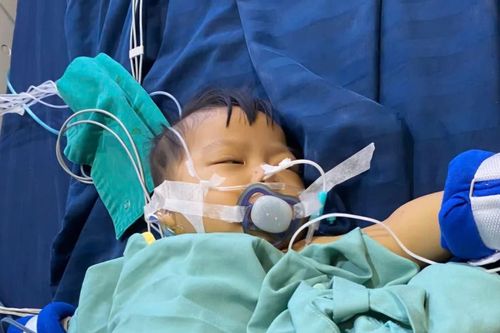 Tiếng khóc xé lòng của bé 7 tháng tuổi sự sống như treo trên sợi chỉ mong manh!