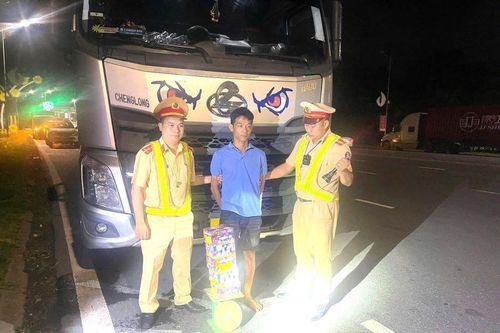 Công an Phú Thọ bắt giữ đối tượng vận chuyển trái phép 8,2kg pháo hoa nổ