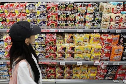 Nỗ lực kích cầu, Hàn Quốc giảm giá loạt thực phẩm thiết yếu